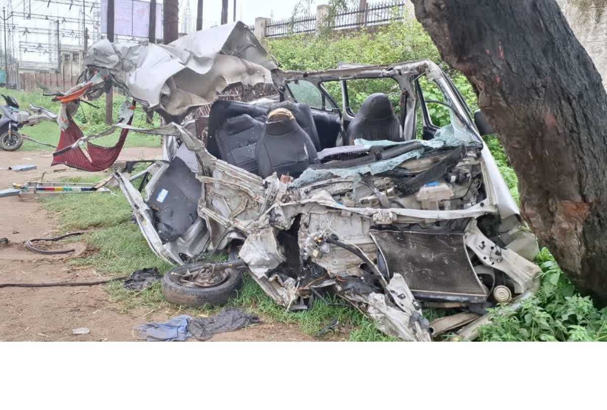 अलीगढ़ में भीषण सड़क हादसा, कार और ट्रक की टक्कर में 5 की मौत, 5 घायल