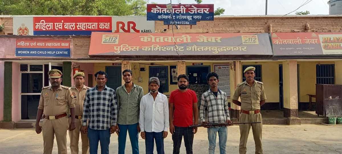 पथराव व हथियार के प्रदर्शन में पांच लोगों को शांति भंग के आरोप में किया गिरफ्तार