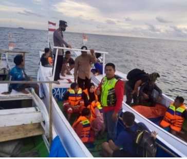 इंडोनेशिया में डूबा जहाज, लापता 25 लोगों की तलाश जारी इंडोनेशिया में डूबा जहाज, लापता 25 लोगों की तलाश जारी