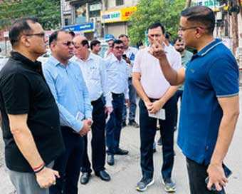 नोएडा : गंदगी देख सीईओ ने सफाई कंपनी पर लगाया पांच लाख का जुर्माना