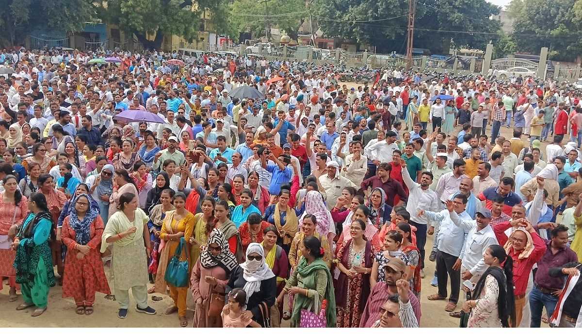 यूपी में ऑनलाइन हाजिरी को लेकर कम्युनिटी हेल्थ ऑफिसरों का लखनऊ में प्रदर्शन, पुलिस से हुई झड़प