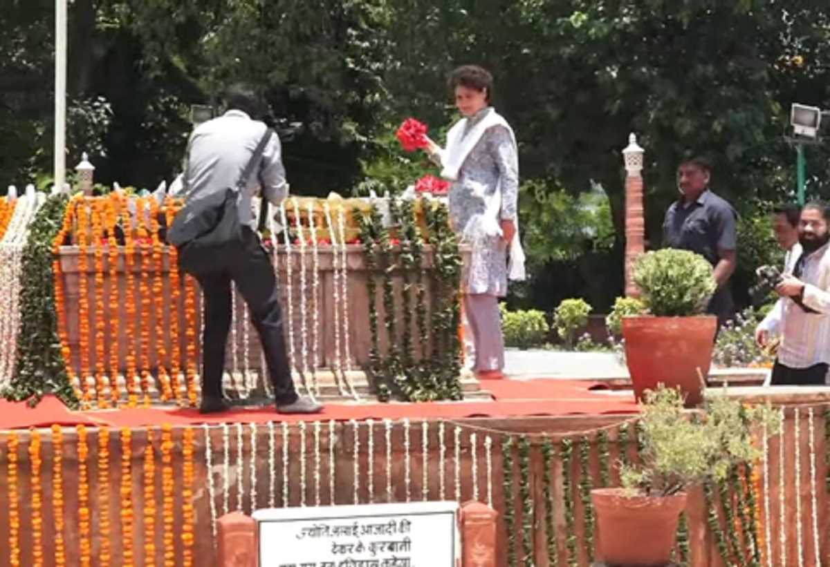 प्रियंका गांधी पहुंची ग्वालियर, लक्ष्मीबाई की समाधि पर श्रद्धा सुमन किए अर्पित