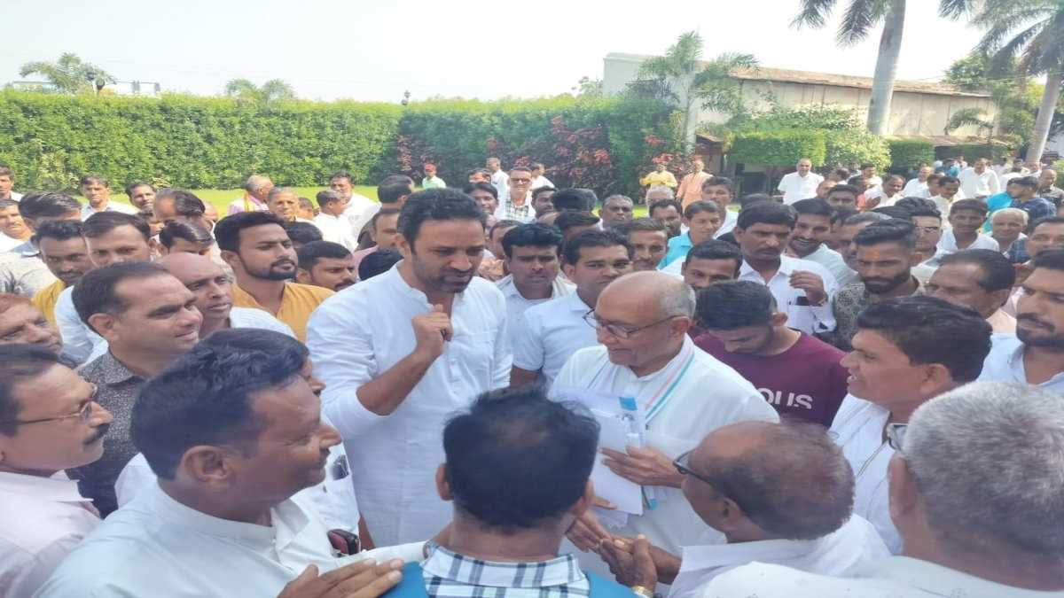 दिग्विजय सिंह ने की बारिश और बाढ़ पीड़ितों से मुलाकात दिग्विजय सिंह ने की बारिश और बाढ़ पीड़ितों से मुलाकात