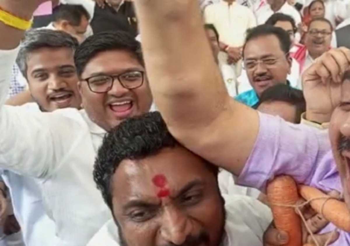 महाराष्ट्र : विधानसभा परिसर में भिड़े शिंदे गुट और अघाड़ी विधायक