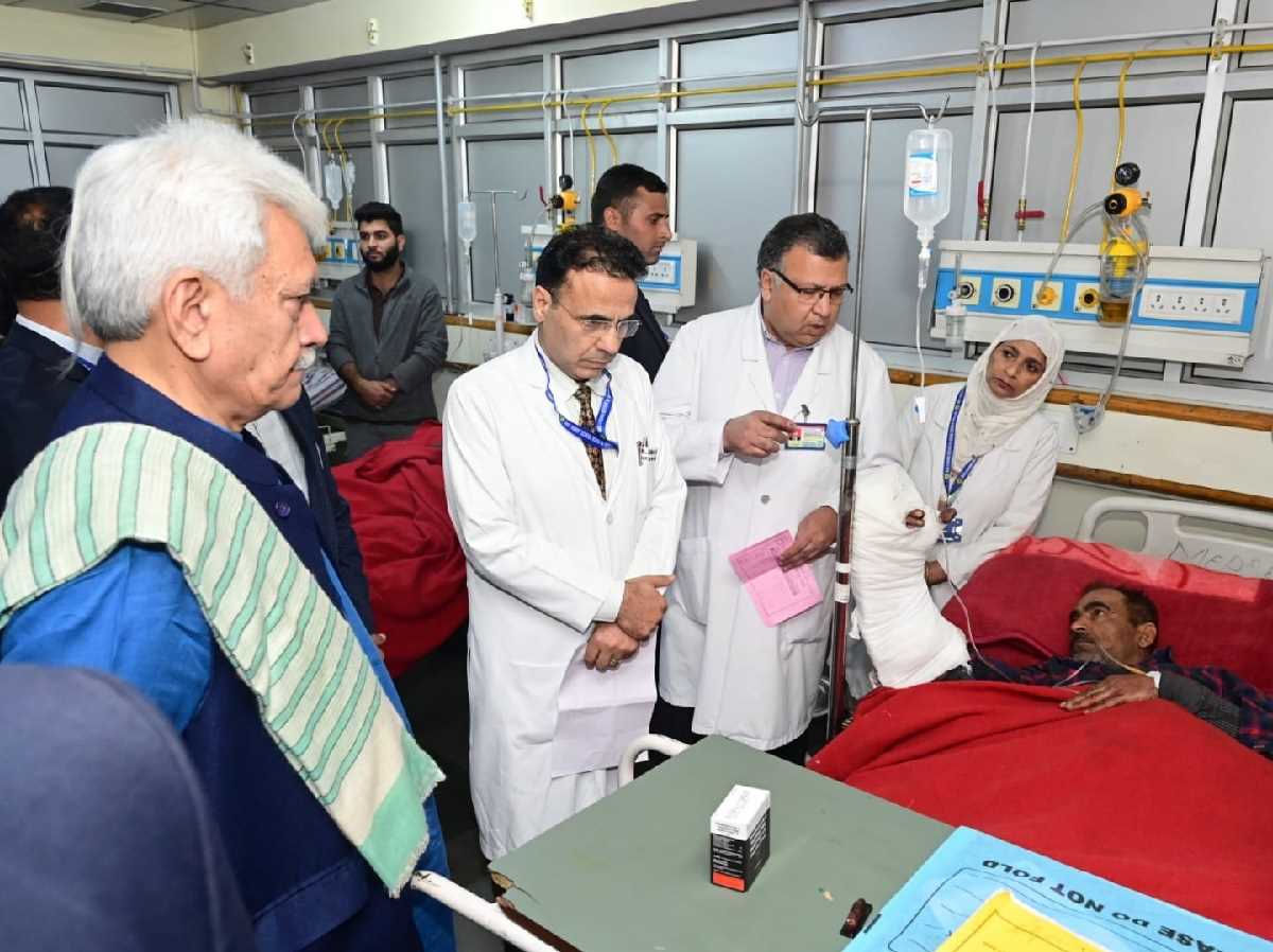 मनोज सिन्हा ने अस्पताल का दौरा कर घायलों का हालचाल जाना, खड़गे और फारूक ने आतंकी हमले की निंदा की