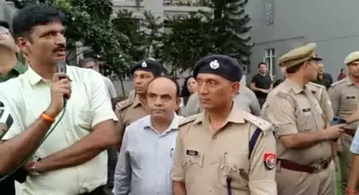 नोएडा अथॉरिटी का श्रीकांत त्यागी के परिवार समेत पूरी सोसाइटी को 48 घंटे का अल्टीमेटम, अतिक्रमण हटा लो वरना हम हटाएंगे