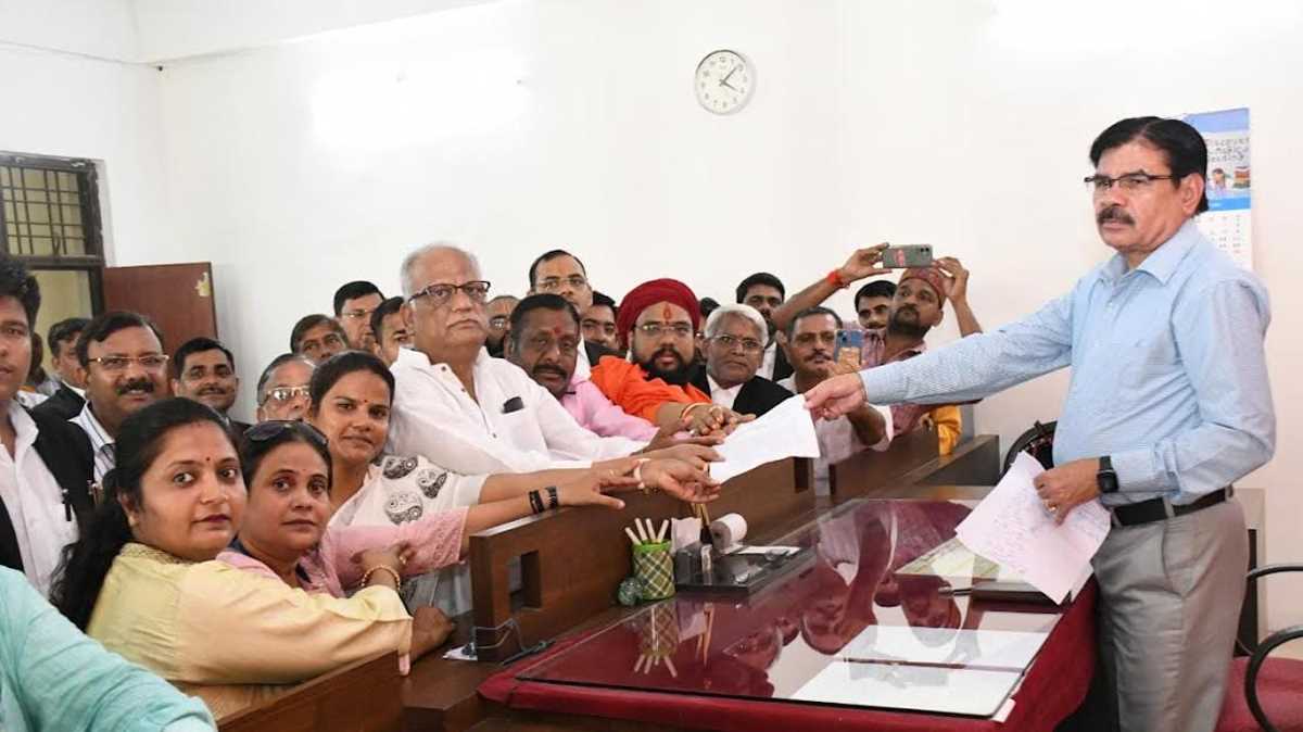 राजनीतिक स्वार्थ के लिए संघ की छवि धूमिल कर समाज को बांटना चाहते हैं दिग्विजय