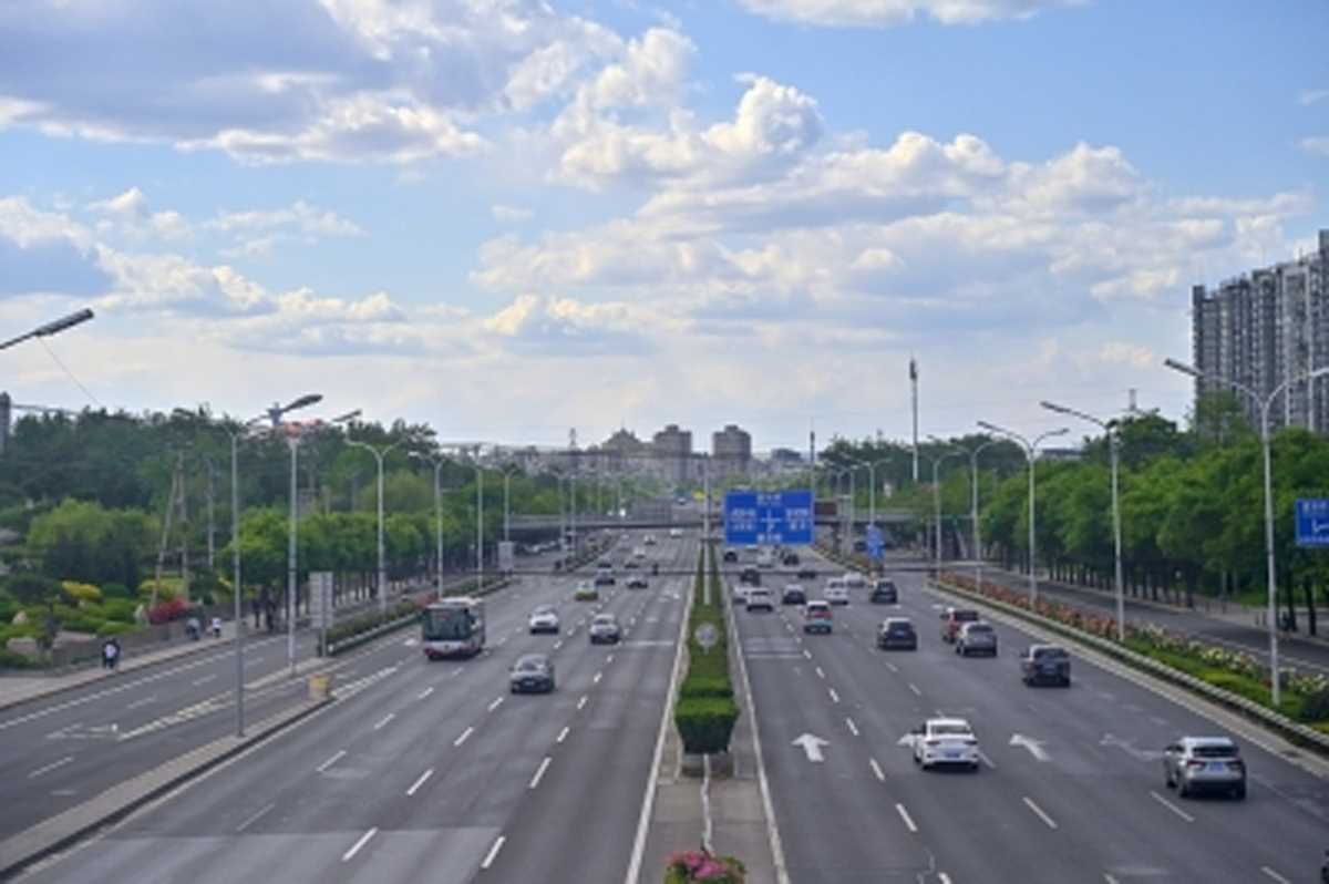 यूपी में सड़कों की मरम्मत में लापरवाह एजेंसियों पर करोड़ों का जुर्माना