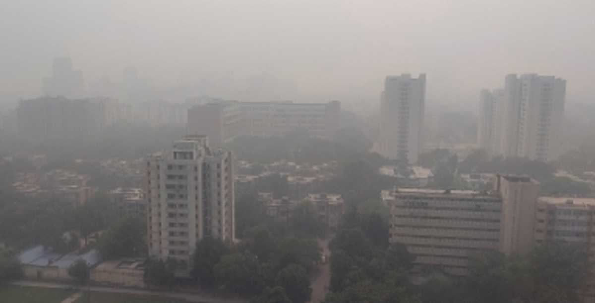 घने कोहरे की चपेट में आई दिल्ली, वायु गुणवत्ता सूचकांक गंभीर पर