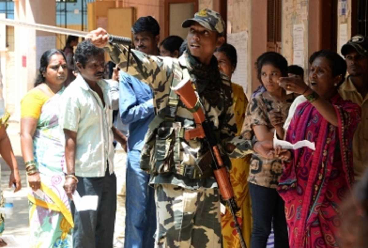 कड़ी सुरक्षा के बीच कर्नाटक में विधानसभा चुनाव के लिए हो रहा मतदान