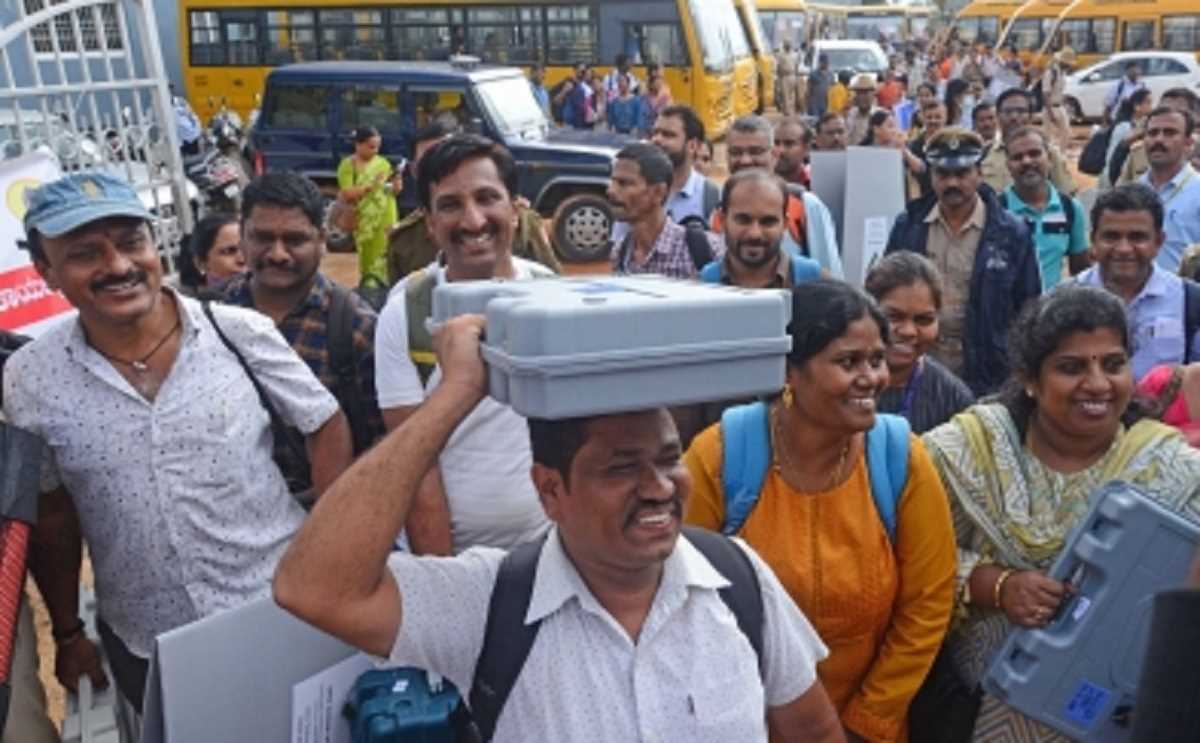 कड़ी सुरक्षा व्यवस्था के बीच हो रही मतगणना कड़ी सुरक्षा व्यवस्था के बीच हो रही मतगणना