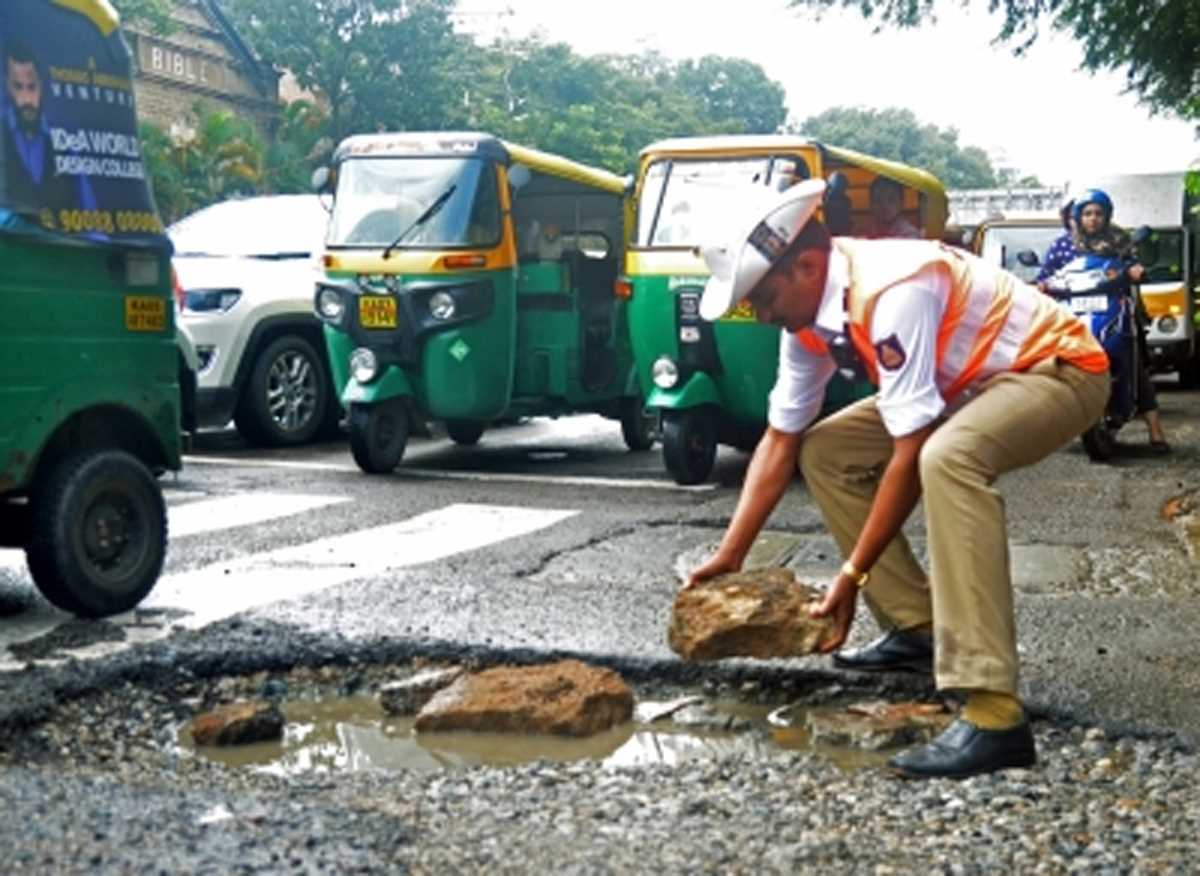 बेंगलुरु की सड़कों में गड्ढों को लेकर कर्नाटक हाईकोर्ट ने सत्तारूढ़ भाजपा की खिंचाई की
