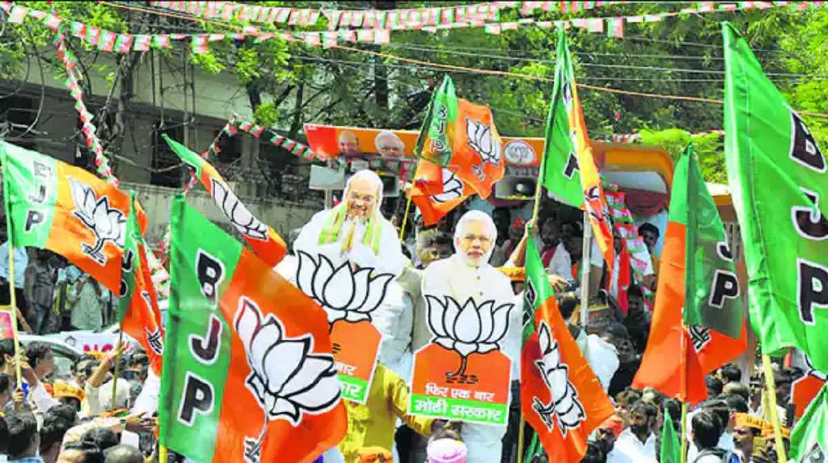 गुजरात चुनाव : बागियों से परेशान भाजपा ने की सख्त कार्रवाई, असर कम करने की तैयारी