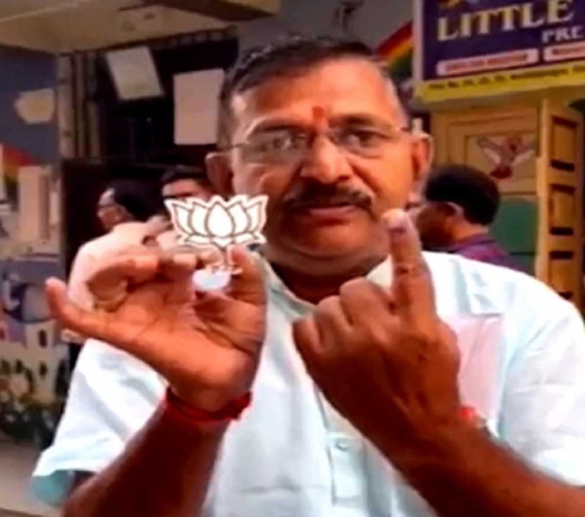 गुजरात: आचार संहिता के उल्लंघन के आरोप में भाजपा पार्षद गिरफ्तार गुजरात: आचार संहिता के उल्लंघन के आरोप में भाजपा पार्षद गिरफ्तार