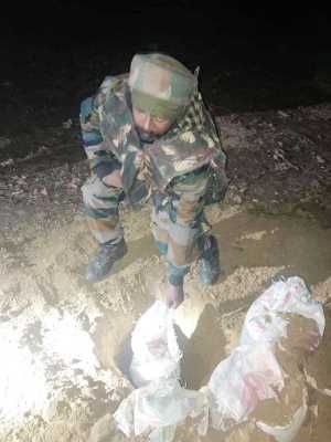 कश्मीर के पुलवामा में आईईडी का पता चला, निष्क्रिय किया गया