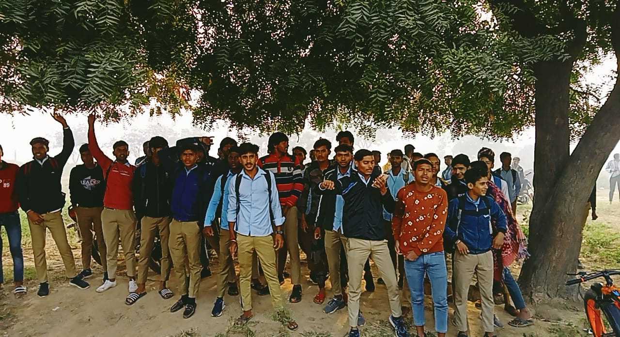 अध्यापक के सस्पेंड पर छात्रों का स्कूल गेट पर जमकर हंगामा