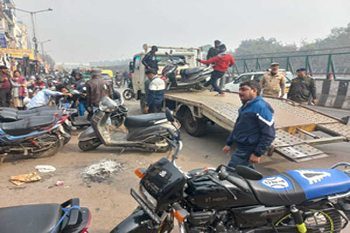 नोएडा में 5 हजार से ज्यादा कटे चालान, 35 वाहन सीज, यातायात नियमों के उल्लंघन और नो पार्किंग के खिलाफ भी चला अभियान