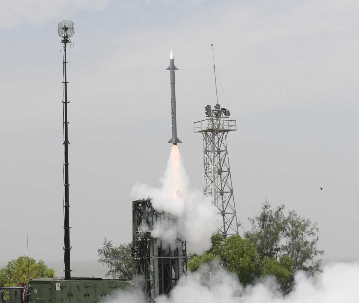 डीआरडीओ ने मध्यम दूरी की सतह से हवा में मार करने वाली मिसाइल का किया सफल परीक्षण