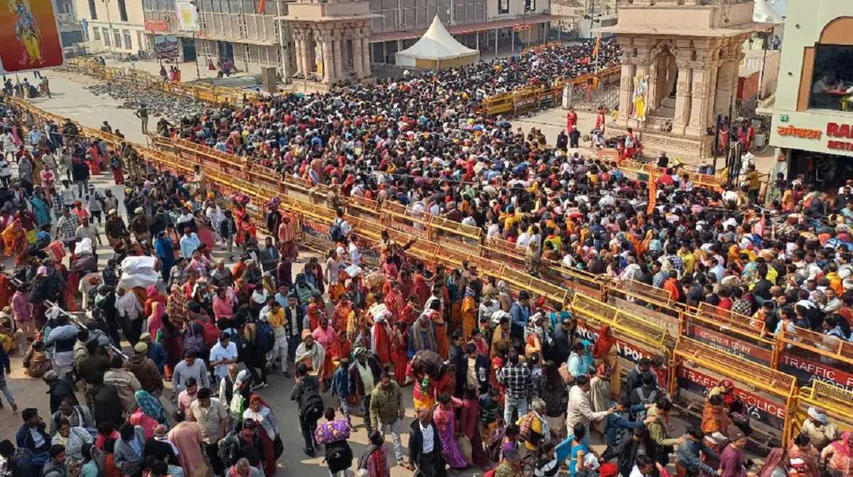 अयोध्या: राम मंदिर में उमड़ी भक्तों की भारी भीड़, ट्रैफिक अव्यवस्था बढ़ी