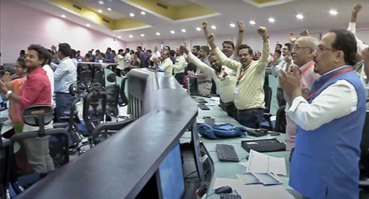 चंद्रयान के लैंडर ने जैसे ही चंद्रमा की सतह को छुआ, इसरो के अधिकारियों ने खुद काेे वहां महसूस किया