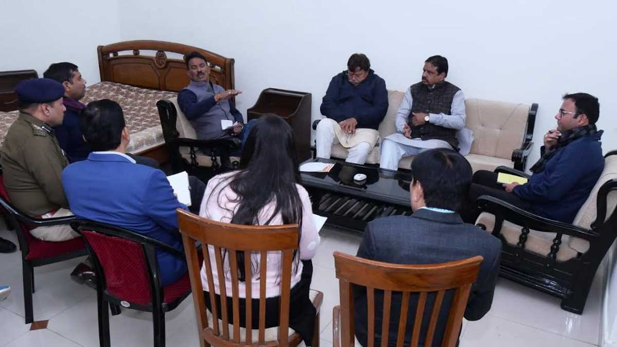 प्रभारी मंत्री सिलावट, ऊर्जा मंत्री तोमर ने की अधिकारियों के साथ महत्वपूर्ण कार्यक्रमों की समीक्षा