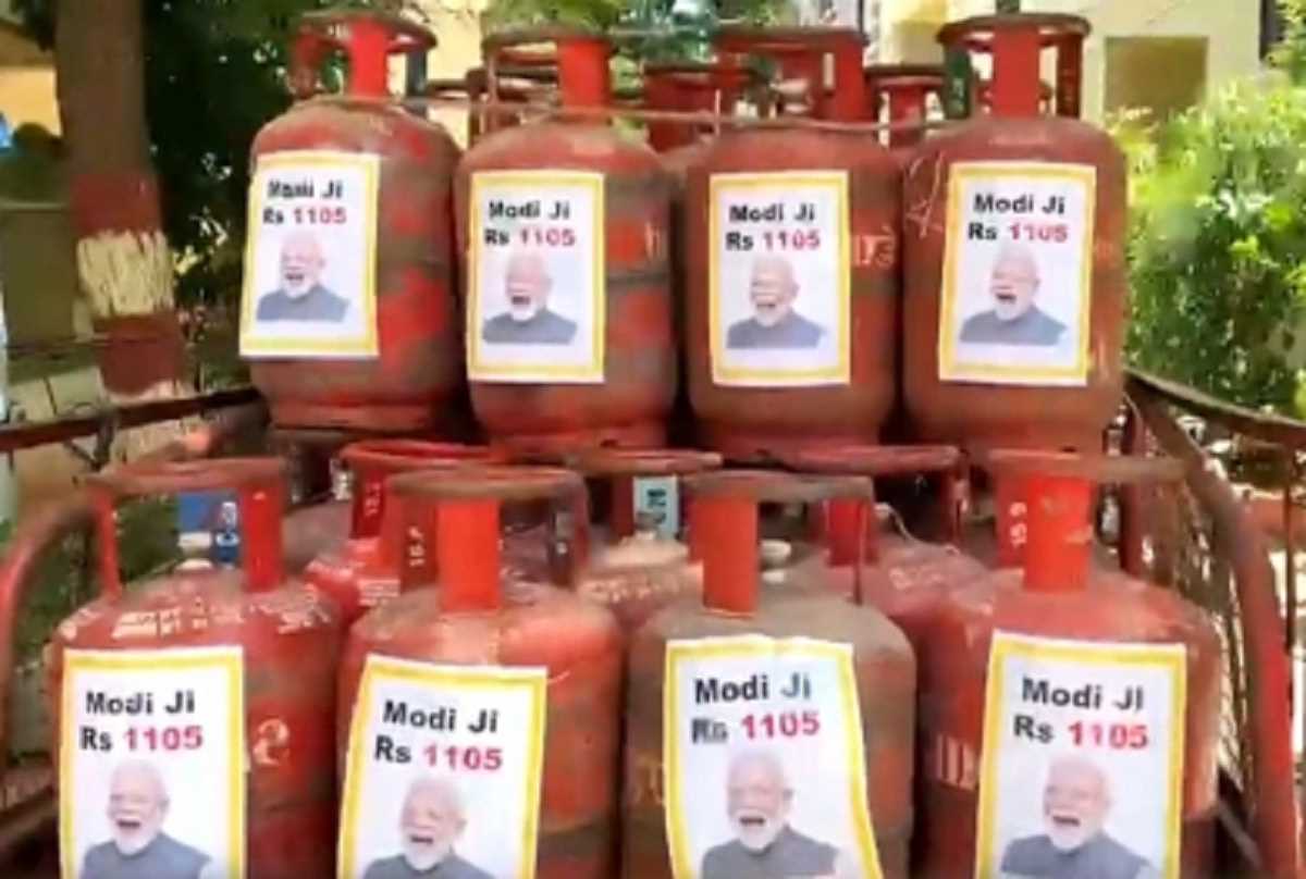 TRS ने एलपीजी सिलेंडरों पर पीएम मोदी की तस्वीर लगाकर वित्त मंत्री सीतारमण पर किया पलटवार