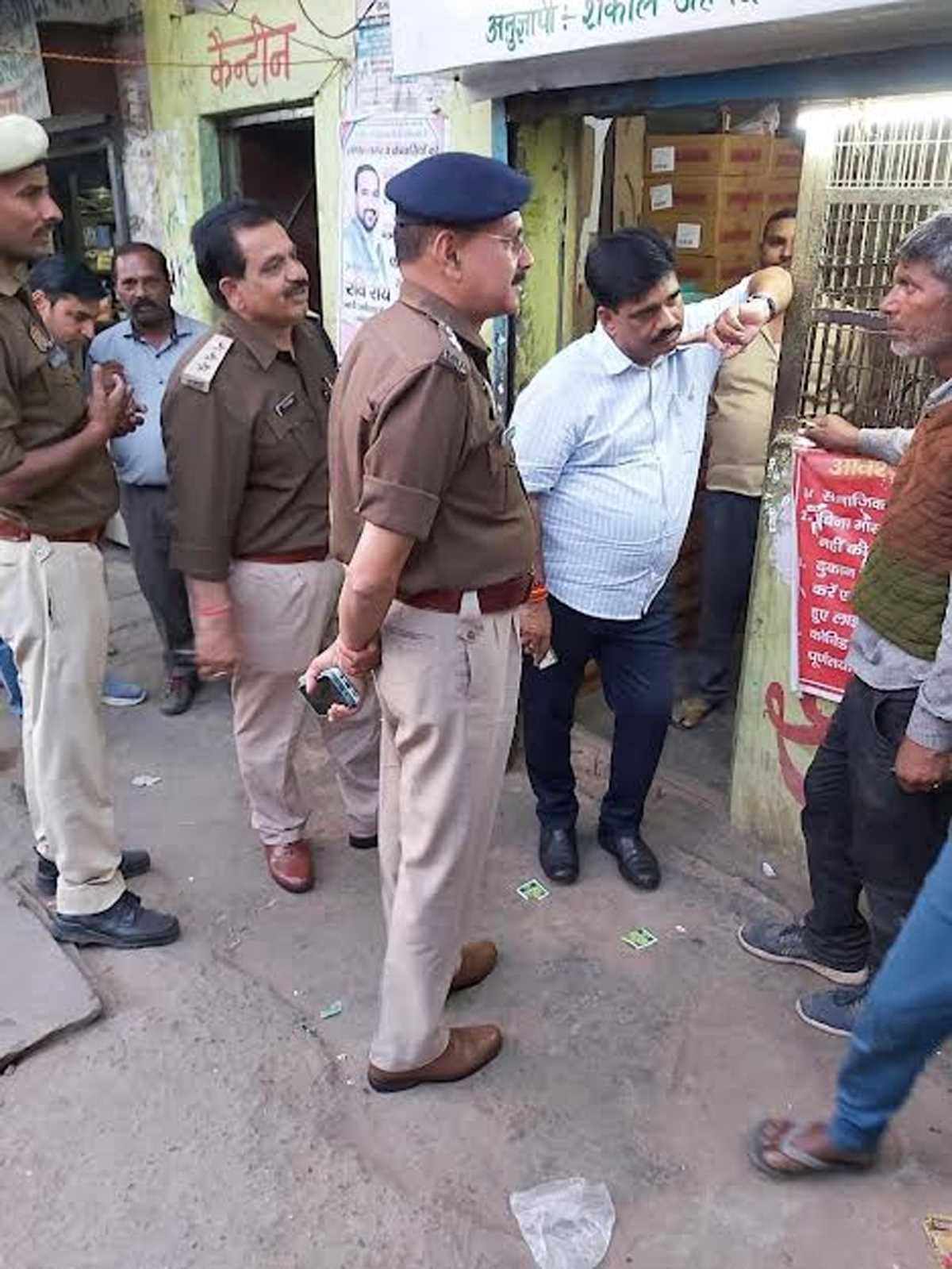 जेवर : शराब ठेकों पर चलाया जांच अभियान