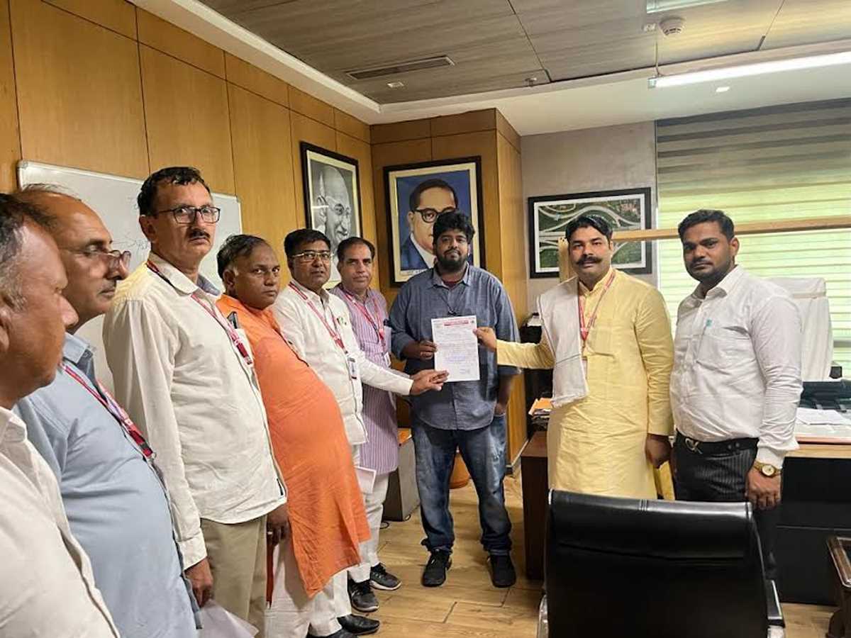 साकीपुर गांव मूलभूत समस्याओं से कोसों दूर,करप्शन फ्री इंडिया ने एसीईओ को सौंपा ज्ञापन