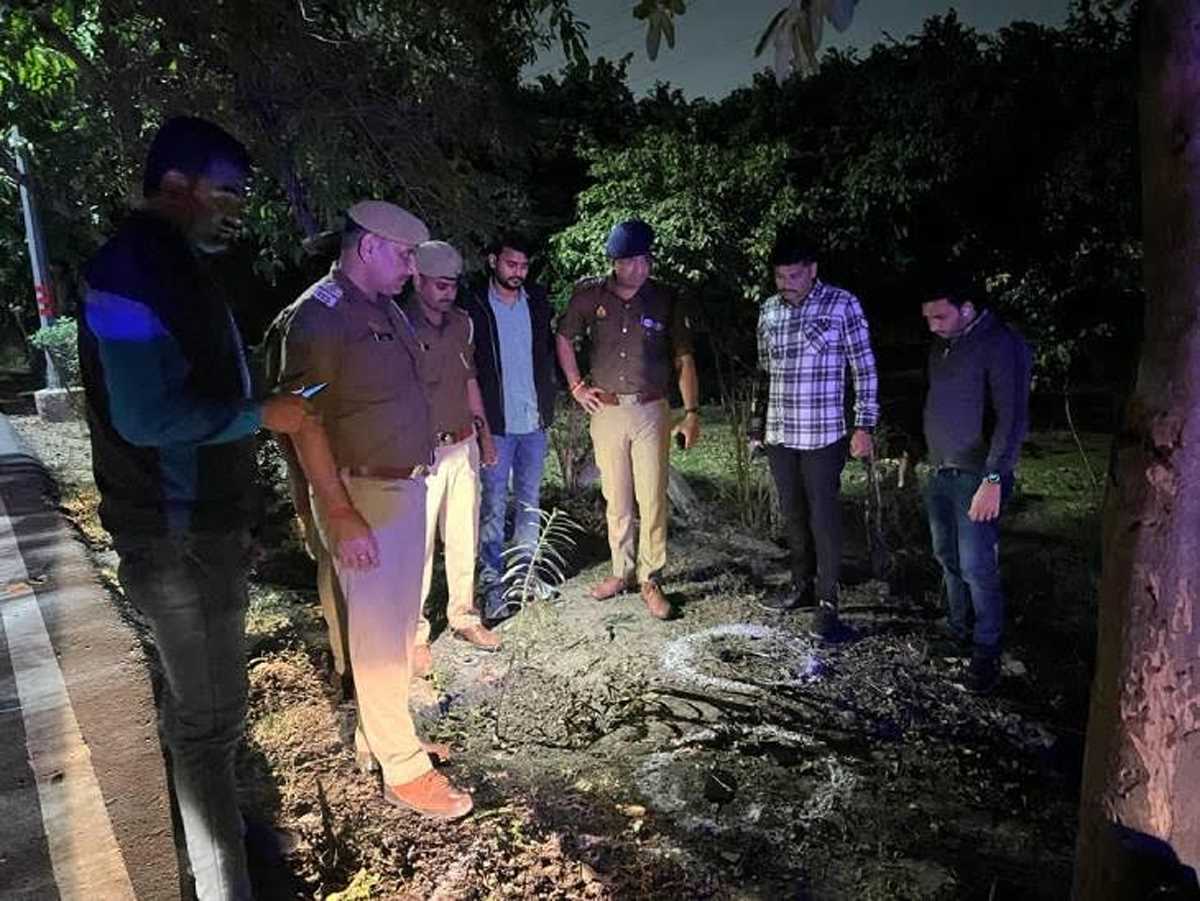 पुलिस ने दो बदमाशों को मारी गोली, दोनों पर दर्जनों मुकदमें है दर्ज