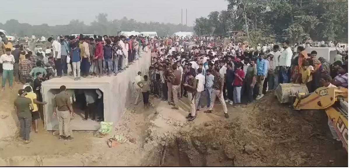 कासगंज में दर्दनाक हादसा, मिट्टी की ढाय में दबने से 4 की मौत, राहत एवं बचाव कार्य जारी