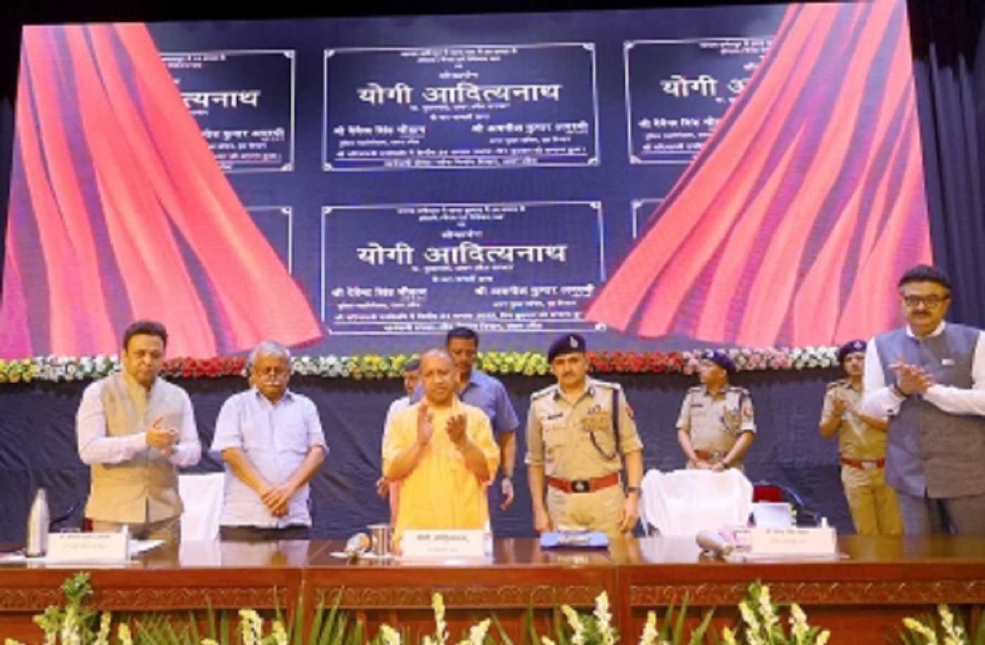 मुख्यमंत्री योगी आदित्यनाथ ने वर्चुअल माध्यम से पुलिस विभाग के 144 आवासीय एवं अनावासीय भवनों का किया लोकार्पण