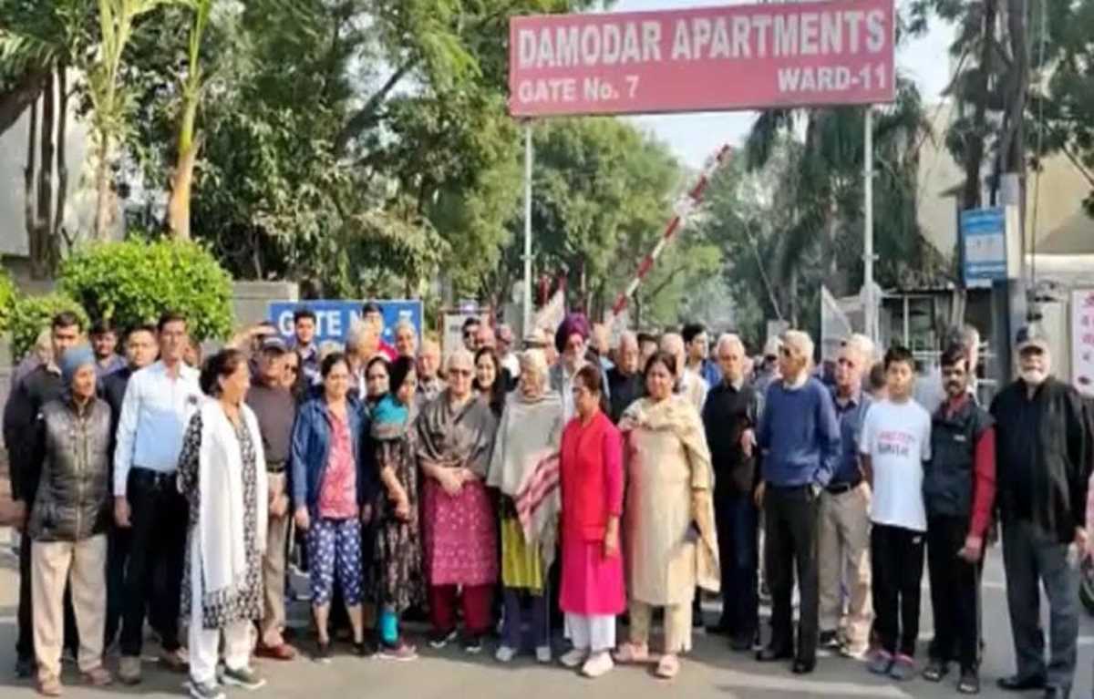 वेंडिंग जोन बनाने के विरोध में सोसायटी वासियों ने किया प्रदर्शन