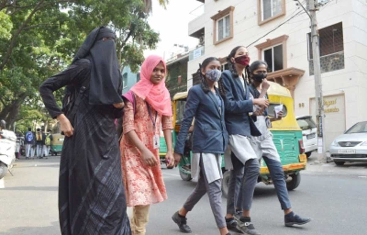 कर्नाटक हिजाब विवाद पर सुप्रीम कोर्ट का फैसला सुरक्षित
