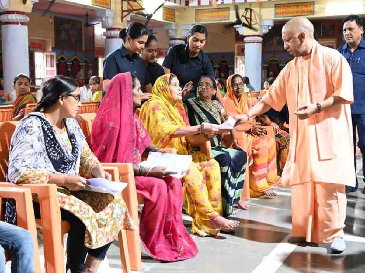 गोरखपुर : जनता दर्शन के दूसरे दिन सीएम योगी ने 200 लोगों की सुनी समस्याएं