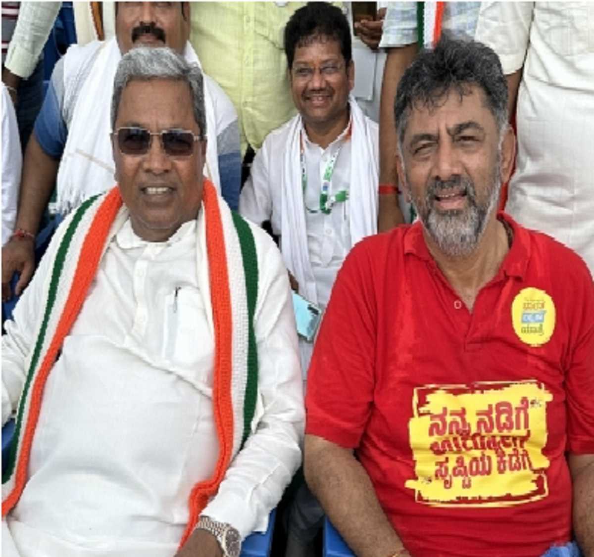 भारत जोड़ो यात्रा में कंधे से कंधा मिलाकर चल रहे सिद्धारमैया और शिवकुमार, मंच कर रहे साझा