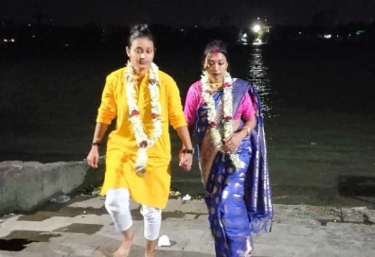 कोलकाता की  दो लड़कियों ने मंदिर में पारंपरिक तरीके से शादी रचाई