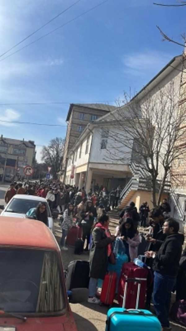 फंसे नागरिकों के लिए यूक्रेन की सीमाओं पर कंट्रोल रूम स्थापित कर रहा भारत फंसे नागरिकों के लिए यूक्रेन की सीमाओं पर कंट्रोल रूम स्थापित कर रहा भारत