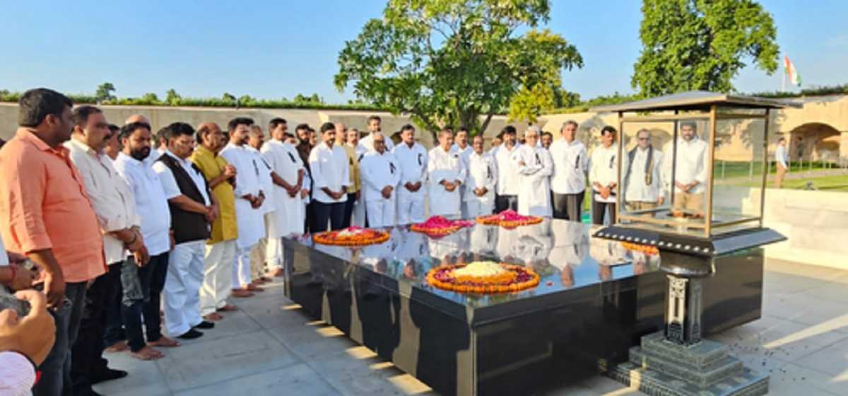 नायडू की गिरफ्तारी के खिलाफ टीडीपी नेताओं का राजघाट पर मौन प्रदर्शन नायडू की गिरफ्तारी के खिलाफ टीडीपी नेताओं का राजघाट पर मौन प्रदर्शन