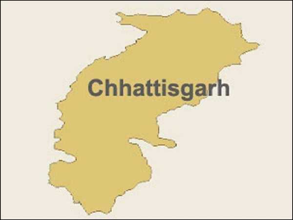 कर्मचारियों ने खोला मोर्चा, बाहर बैठकर किया प्रदर्शन