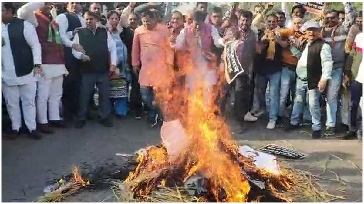 नोएडा में बिलावल भुट्‌टो का फूंका पुतला : आक्रोशित बीजेपी कार्यकर्ताओं ने पाकिस्ताल के खिलाफ जमकर की नारेबाजी