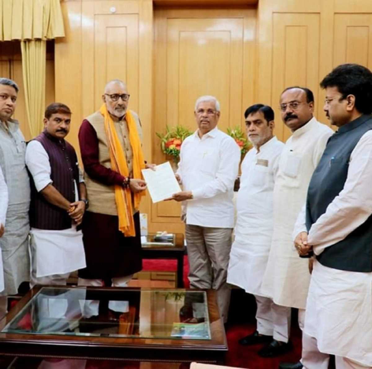 गिरिराज के नेतृत्व में भाजपा नेता पहुंचे राजभवन, सरकार पर लगाया हिंदुओं से भेदभाव, पीएफआई को समर्थन देने का आरोप गिरिराज के नेतृत्व में भाजपा नेता पहुंचे राजभवन, सरकार पर लगाया हिंदुओं से भेदभाव, पीएफआई को समर्थन देने का आरोप