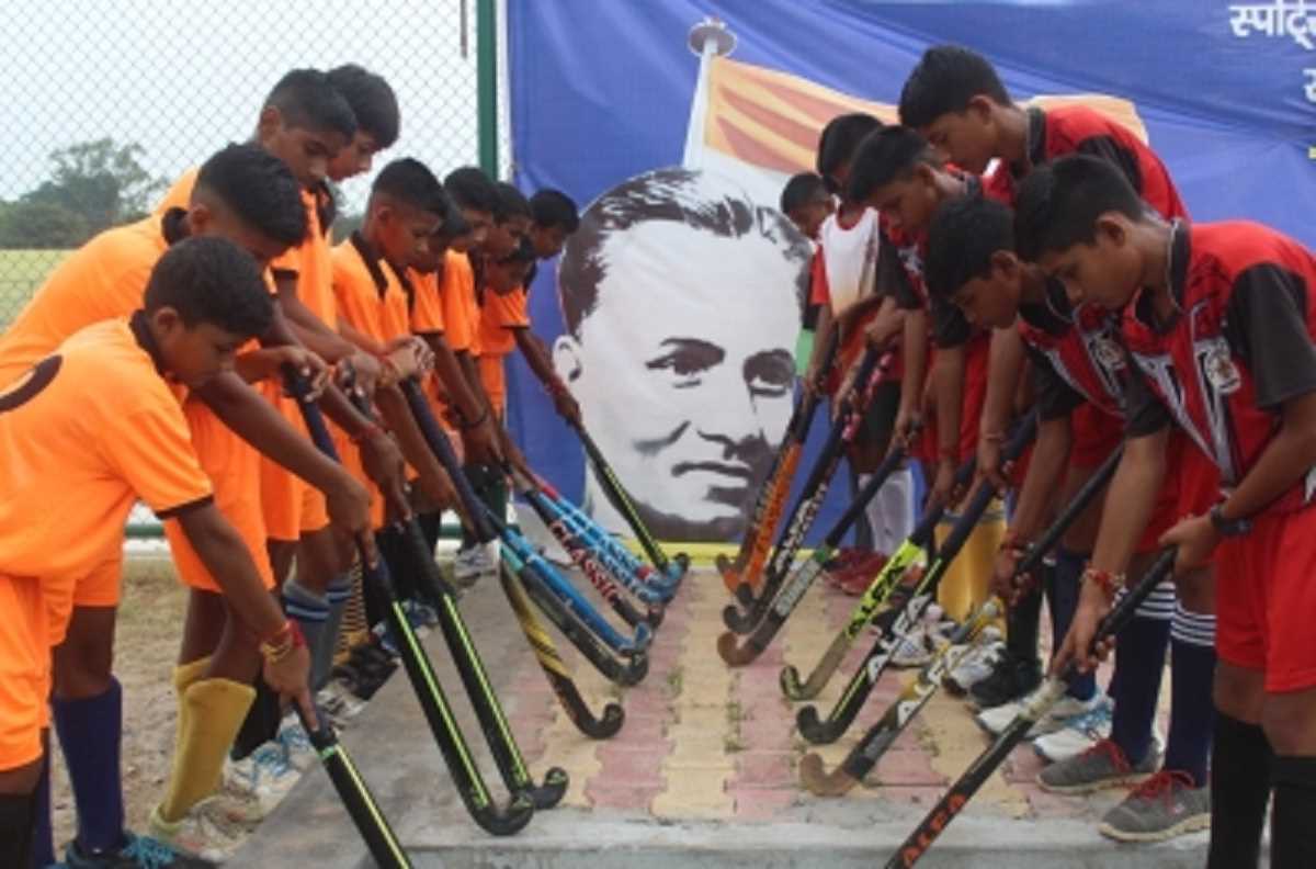 हॉकी के जादूगर ध्यानचंद के बेटे को दी जाएगी उनकी हॉकी स्टिक