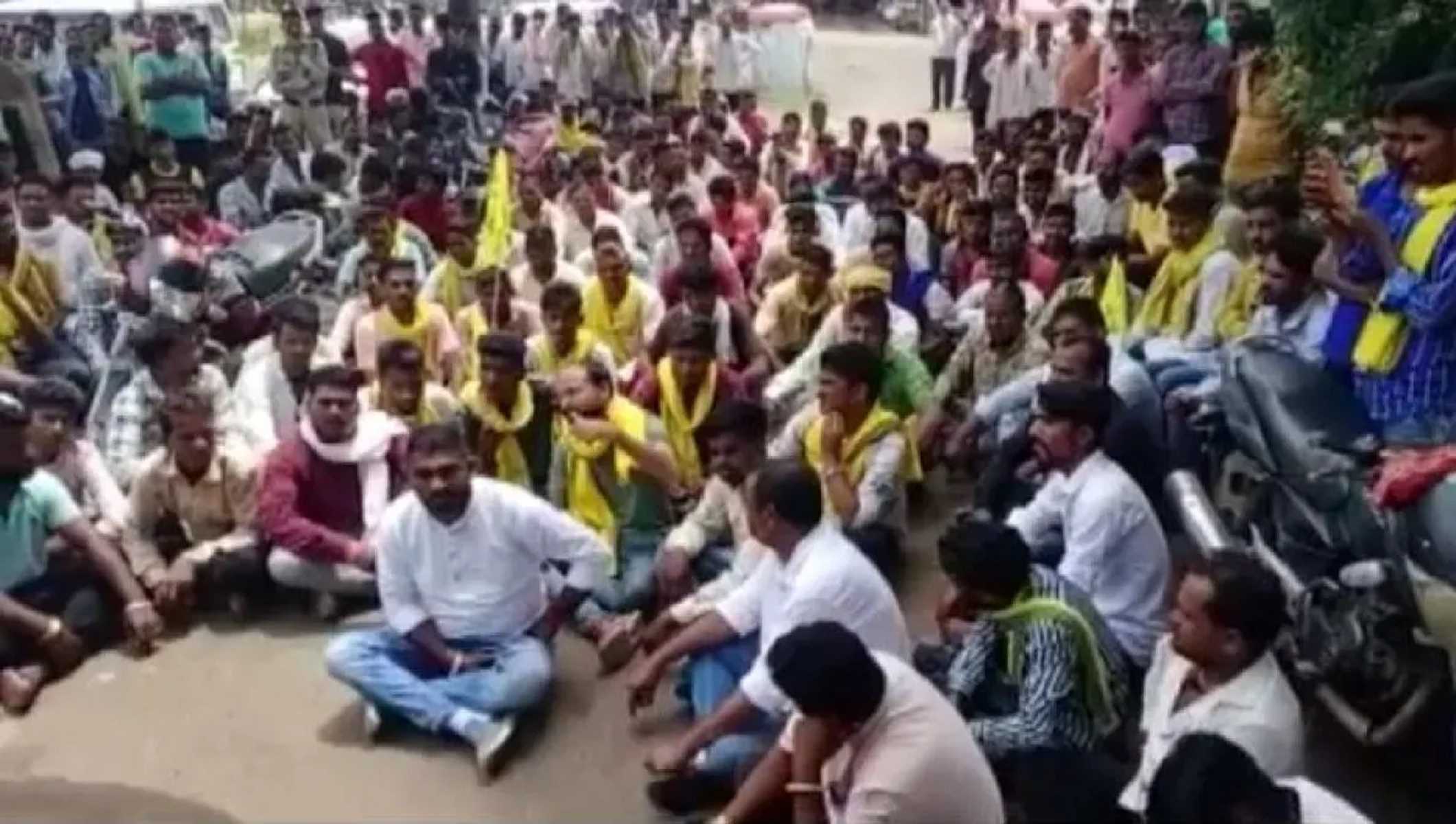 आदिवासी समाज का हिंसक प्रदर्शन: आदिवासी महिला की मौत के मामले में चल रहा विरोध प्रदर्शन समाप्त आदिवासी समाज का हिंसक प्रदर्शन: आदिवासी महिला की मौत के मामले में चल रहा विरोध प्रदर्शन समाप्त