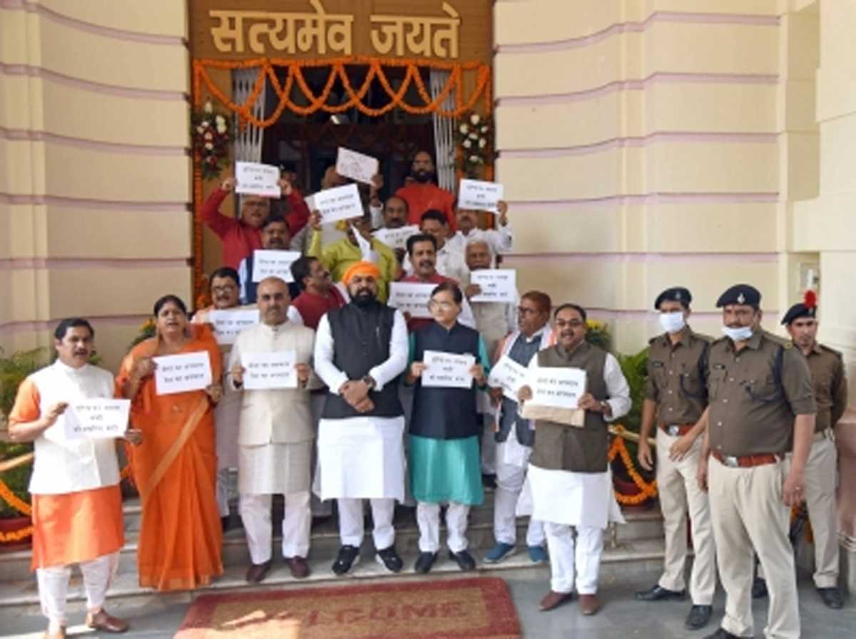 बिहार विधानसभा में मंत्री के इस्तीफे की मांग को लेकर विपक्ष का हंगामा