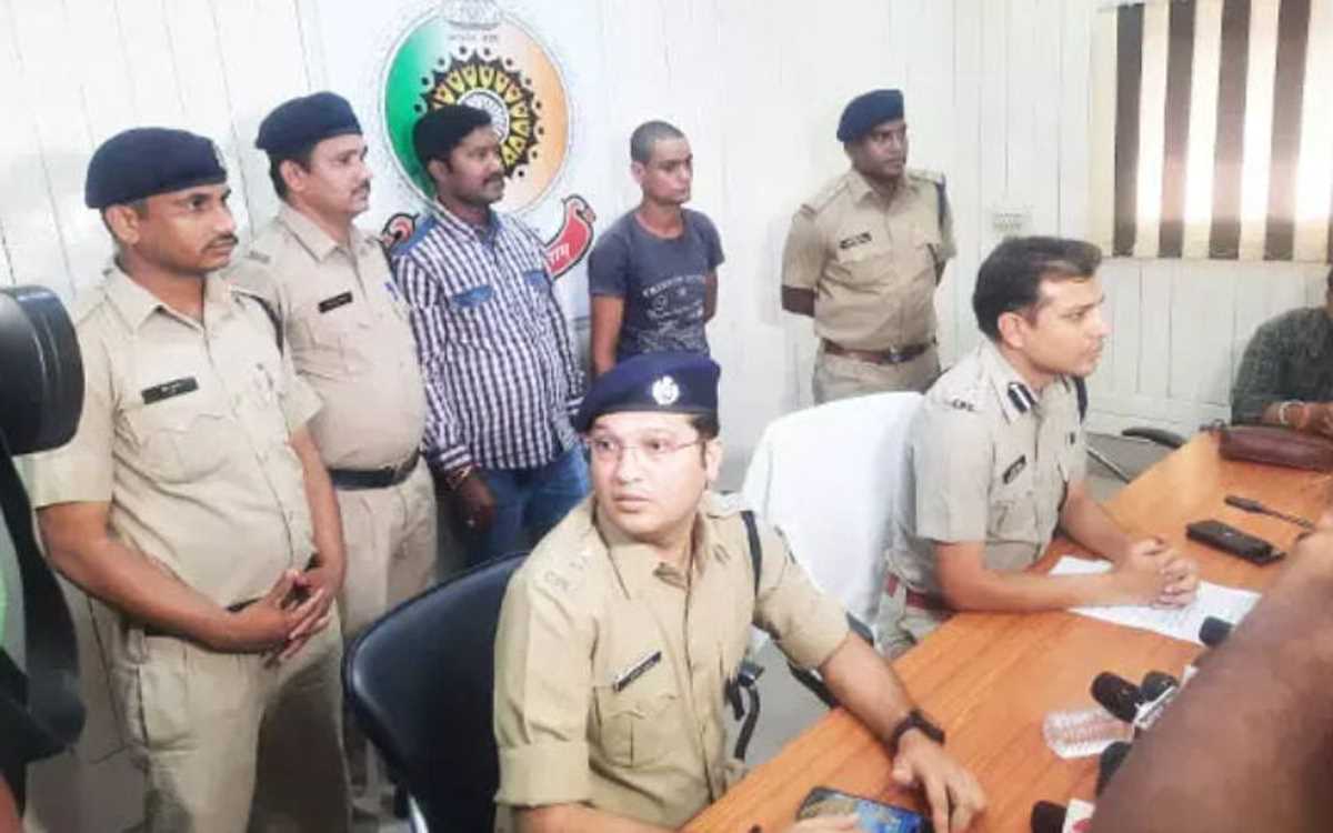 मां से अवैध संबंध के शक में हत्या, 2 आरोपी गिरफ्तार