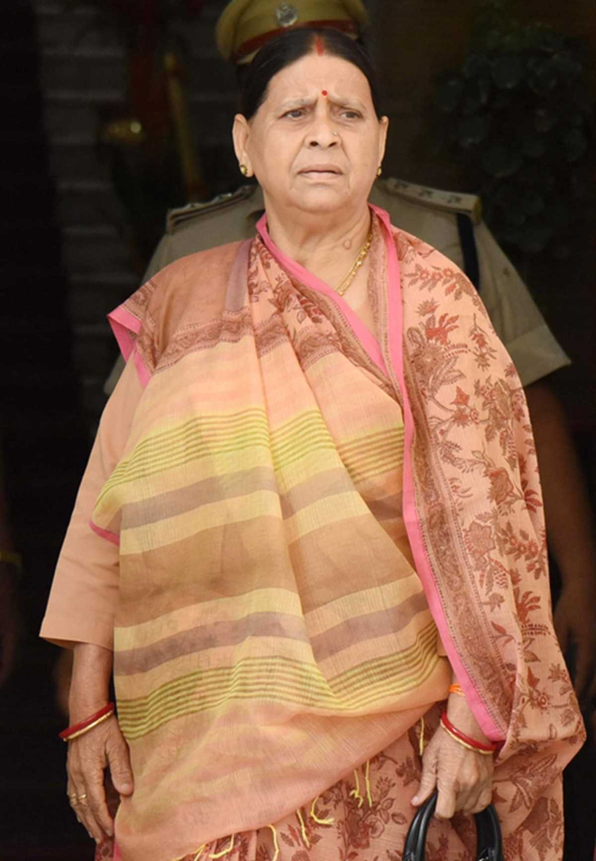 नौकरी के बदले जमीन घोटाला मामला: बिहार की पूर्व मुख्यमंत्री राबड़ी देवी व दो बेटियों को अंतरिम जमानत नौकरी के बदले जमीन घोटाला मामला: बिहार की पूर्व मुख्यमंत्री राबड़ी देवी व दो बेटियों को अंतरिम जमानत