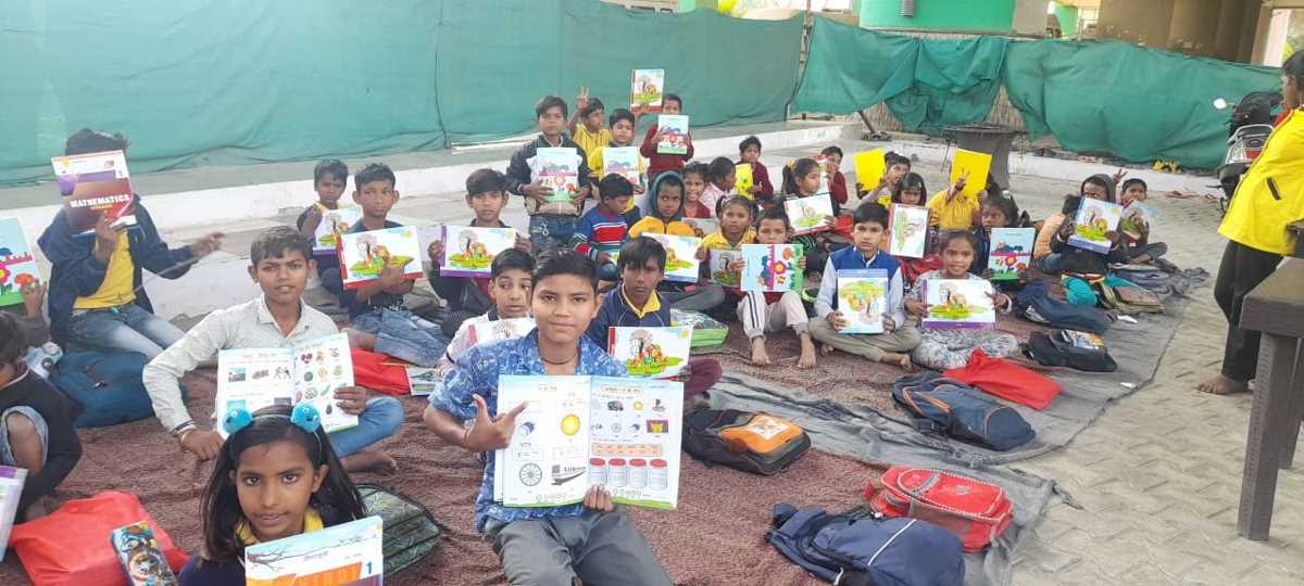 वंचित वर्ग के बच्चों को पुस्तक दानकर समवेशी शिक्षा को किया प्रोत्साहित