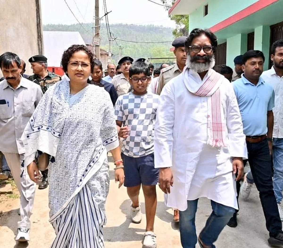 हेमंत सोरेन की न्यायिक हिरासत 14 दिन बढ़ी, वीडियो कांफ्रेंसिंग से कोर्ट में हुए पेश हेमंत सोरेन की न्यायिक हिरासत 14 दिन बढ़ी, वीडियो कांफ्रेंसिंग से कोर्ट में हुए पेश