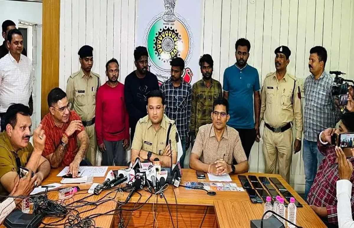 छग : फर्जी कस्टमर केयर बनकर ठगी करने वाले 5 गिरफ्तार छग : फर्जी कस्टमर केयर बनकर ठगी करने वाले 5 गिरफ्तार