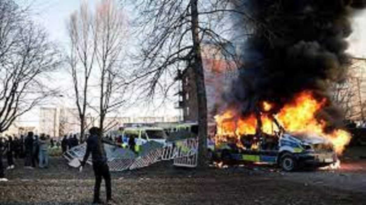 स्वीडन में उत्सव के दौरान झड़पों में 50 से अधिक घायल